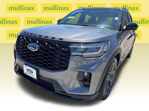 Certified 2025 Ford Explorer ST-Line w/ Premium Package RWD image 10