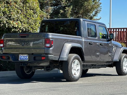 Used 2022 Jeep Gladiator Sport image 4