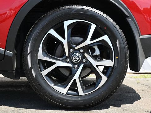 Used 2020 Toyota C-HR XLE FWD image 7