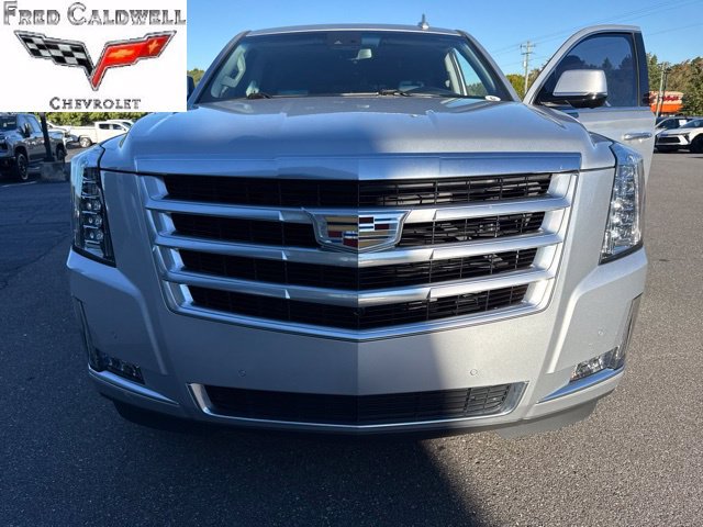 Used 2017 Cadillac Escalade Luxury AWD/4WD image 2