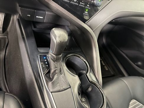 Used 2020 Toyota Camry SE w/ Convenience Package FWD image 16