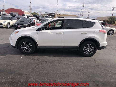 Used 2018 Toyota RAV4 LE image 3