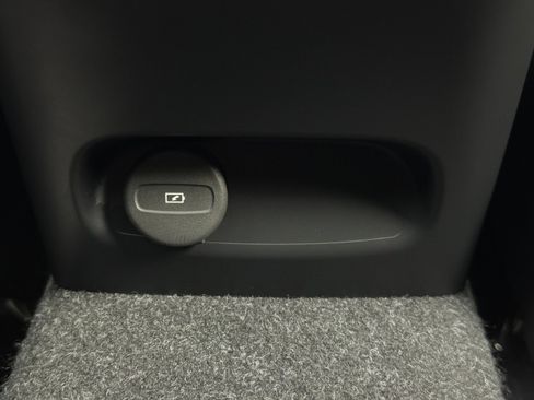 Used 2021 Volvo XC40 P8 Recharge w/ Advanced Package image 34