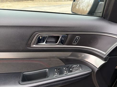 Used 2018 Ford Explorer XLT w/ Equipment Group 202A image 14