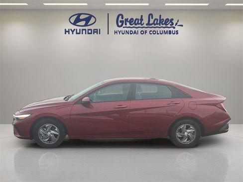 Certified 2024 Hyundai Elantra SE image 2