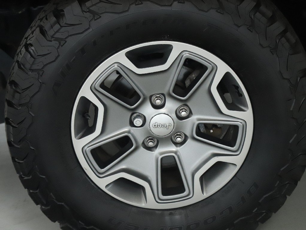 Used 2017 Jeep Wrangler Rubicon w/ Connectivity Group AWD/4WD image 30