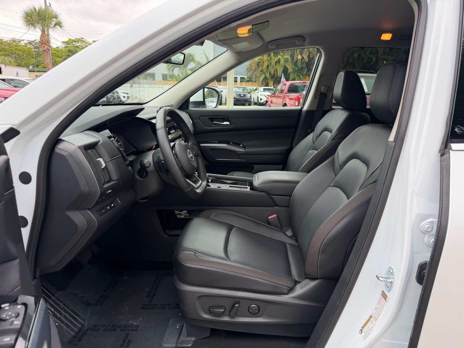 Used 2025 Nissan Pathfinder SL FWD image 10