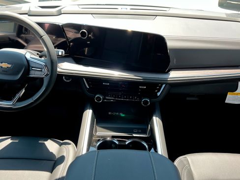 New 2025 Chevrolet Suburban Premier image 14