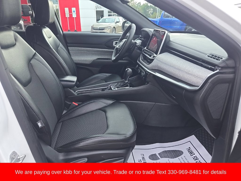 Used 2025 Jeep Compass Latitude w/ Sun & Sound Group AWD/4WD image 26