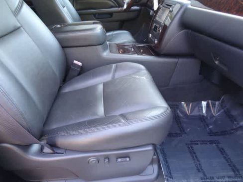 Used 2014 GMC Sierra 2500 Denali w/ Suspension Package, Off-Road AWD/4WD image 11