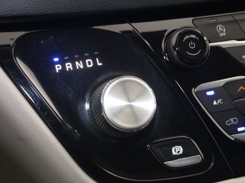 Used 2020 Chrysler Pacifica Touring FWD image 7