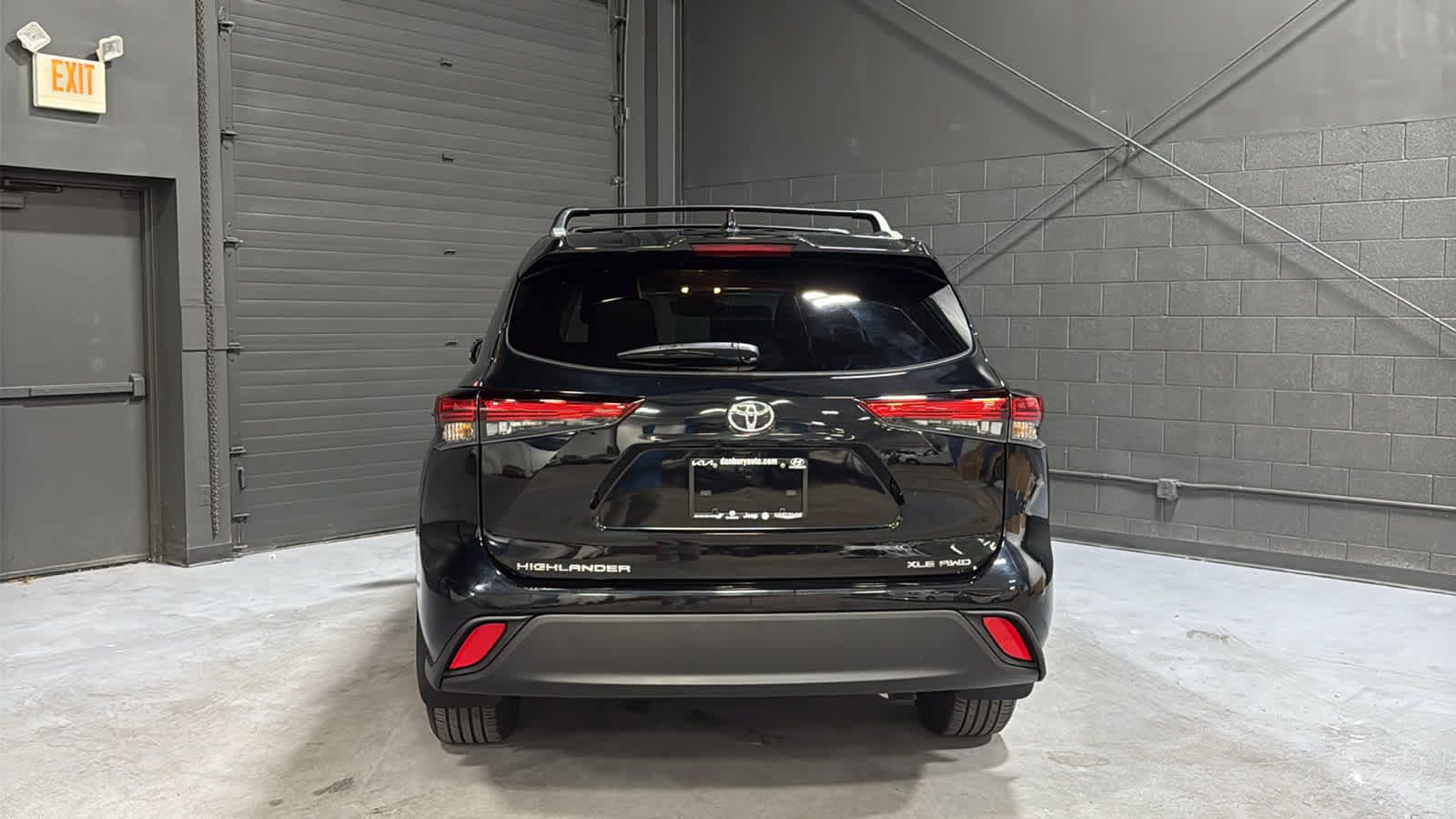 Used 2023 Toyota Highlander XLE AWD/4WD image 5
