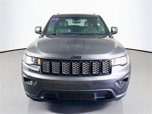 Used 2017 Jeep Grand Cherokee Altitude image 2