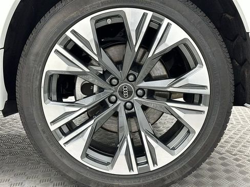 Used 2025 Audi Q8 Premium w/ Black Optic Package image 10