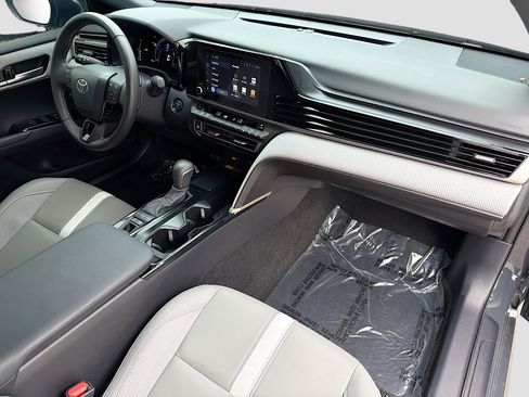 Used 2025 Toyota Camry SE image 12