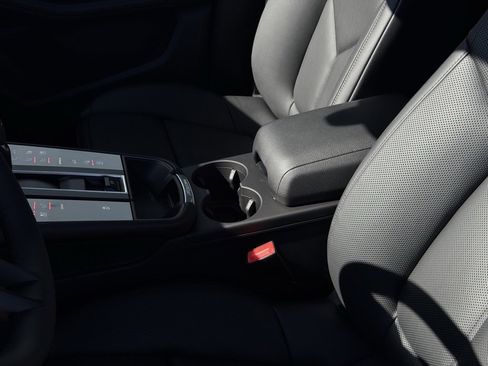 Used 2025 Porsche Macan image 37