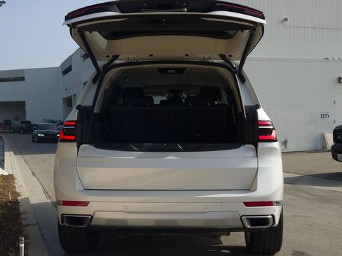 Used 2024 BMW X7 xDrive40i w/ Premium Package image 8