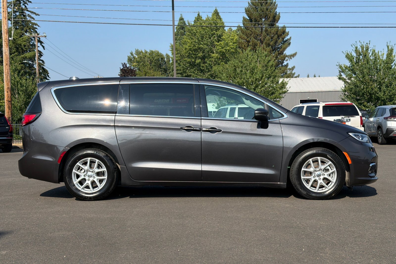Used 2023 Chrysler Pacifica Touring-L FWD image 3