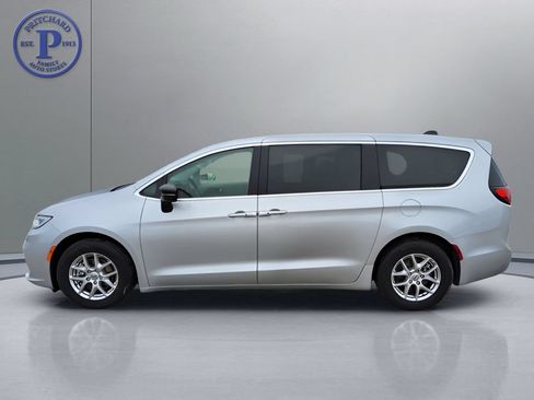 Used 2024 Chrysler Pacifica Touring-L FWD image 4