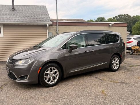 Used 2017 Chrysler Pacifica Touring-L w/ Tire & Wheel Group FWD image 2
