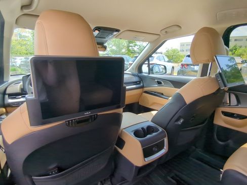 Used 2022 Kia Carnival LX FWD image 20