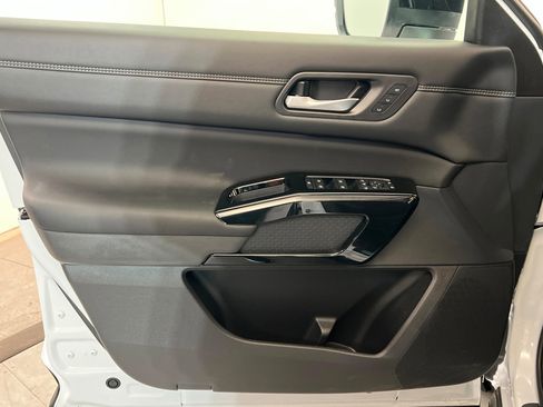 New 2026 Nissan Pathfinder Platinum image 14