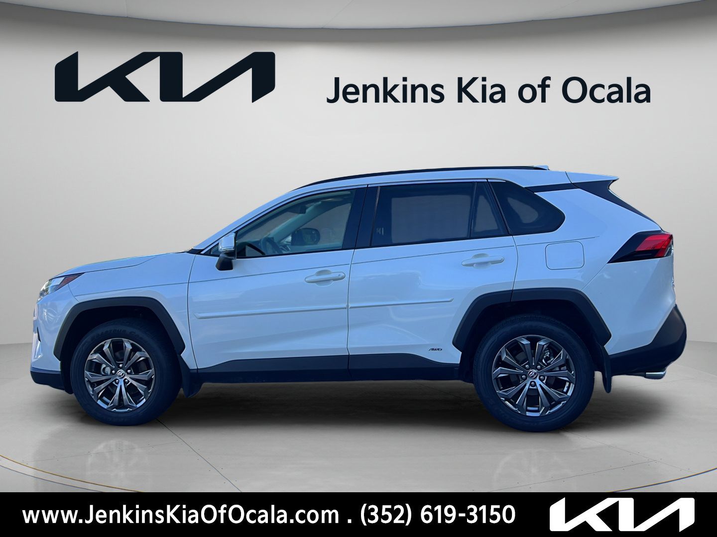 Used 2022 Toyota RAV4 XLE Premium AWD/4WD image 6