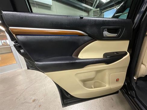 Used 2017 Toyota Highlander Limited image 19