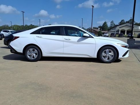 New 2026 Hyundai Elantra SE FWD image 2