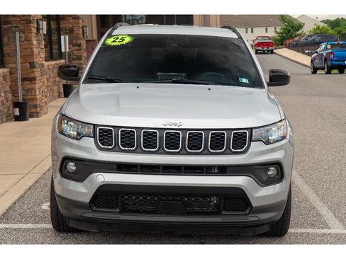 Used 2025 Jeep Compass Latitude AWD/4WD image 8