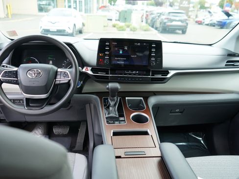 Used 2021 Toyota Sienna LE image 18