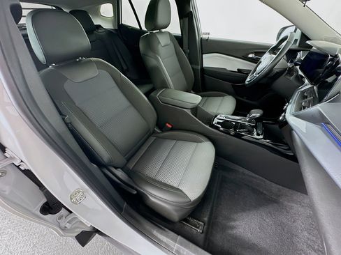 Used 2024 Chevrolet Trax LT w/ Driver Confidence Package FWD image 29