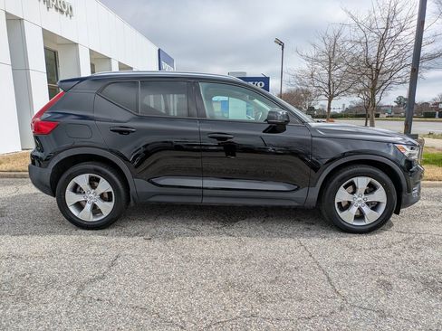 Used 2020 Volvo XC40 T4 Momentum w/ Protection Package Premier image 3