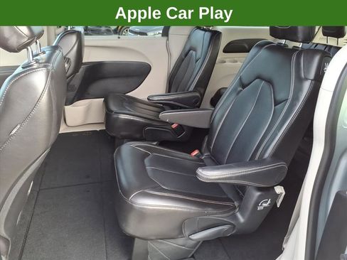 Used 2023 Chrysler Pacifica Touring-L FWD image 15