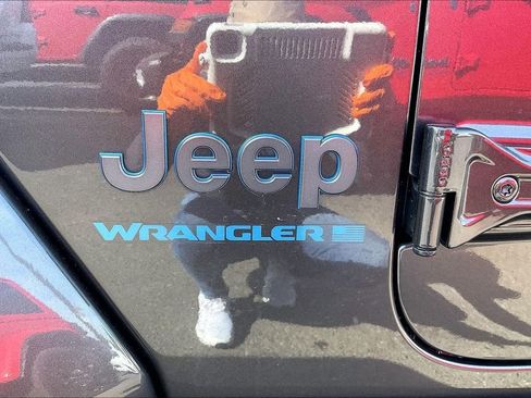 Used 2025 Jeep Wrangler Unlimited Sahara AWD/4WD image 4