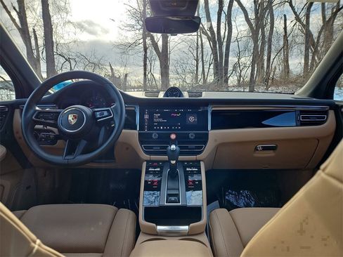 Certified 2025 Porsche Macan image 12