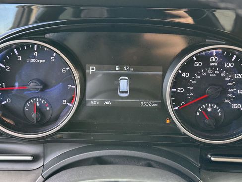 Used 2022 Kia Carnival EX image 30