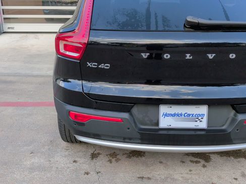 Used 2025 Volvo XC40 B5 Core image 16