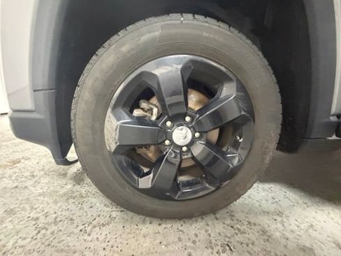Used 2018 Jeep Compass Latitude FWD image 11