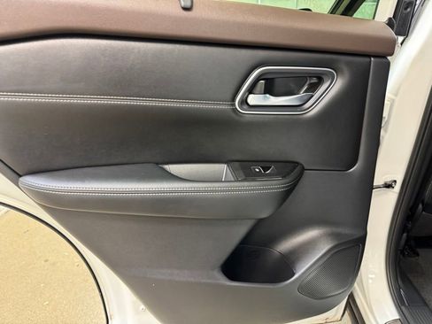 Used 2023 Nissan Rogue Platinum AWD/4WD image 17