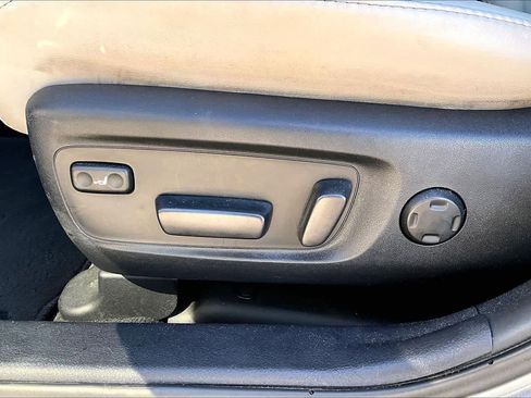 Used 2017 Toyota Avalon Limited image 32