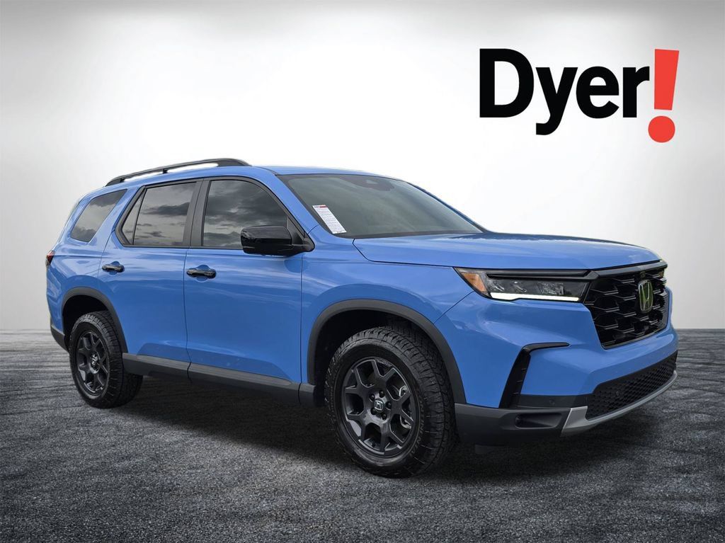 Used 2025 Honda Pilot TrailSport image 2