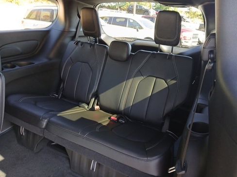 New 2026 Chrysler Pacifica Select image 12