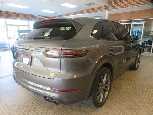 Used 2020 Porsche Cayenne S image 4