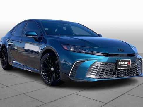 Used 2025 Toyota Camry SE w/ Convenience Package image 2