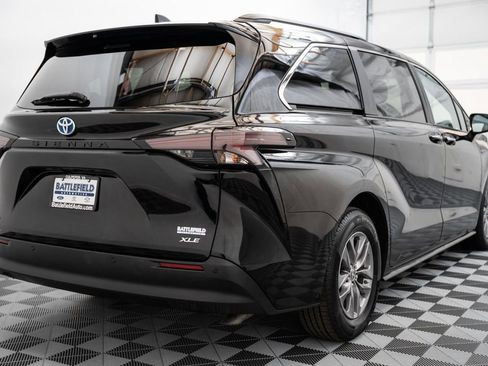 Used 2025 Toyota Sienna XLE FWD image 7