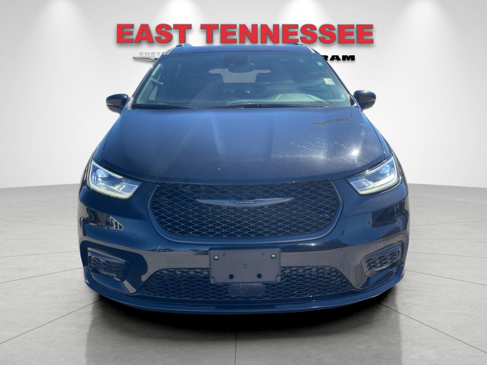Used 2025 Chrysler Pacifica Limited FWD image 9