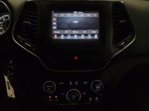 Used 2019 Jeep Cherokee Latitude w/ Popular Appearance Group AWD/4WD image 25
