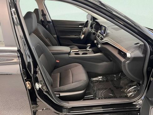 Used 2025 Nissan Altima 2.5 SV FWD image 13