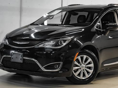 Used 2017 Chrysler Pacifica Touring-L FWD image 5